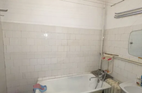 Vestor.Estate bathroom at Velyka Vasylkivska 23B stalinka Kyiv real estate