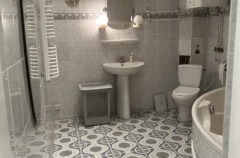 Vestor.Estate bathroom at Variazkyi Ln 13a pre-revolutionary Kyiv real estate