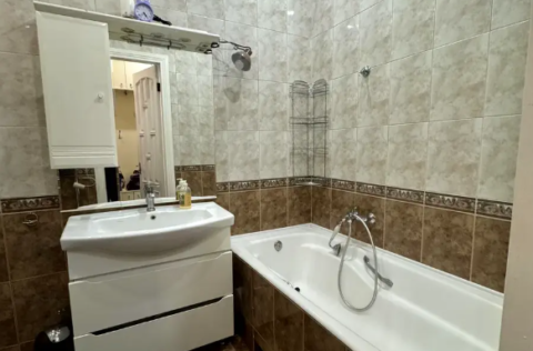 Vestor.Estate bathroom at Velyka Vasylkivska 16 stalinka Kyiv real estate
