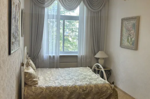 Vestor.Estate bedroom at Variazkyi Ln 13a pre-revolutionary Kyiv real estate
