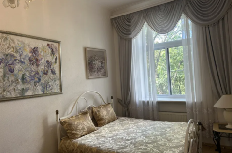 Vestor.Estate bedroom at Variazkyi Ln 13a pre-revolutionary Kyiv real estate