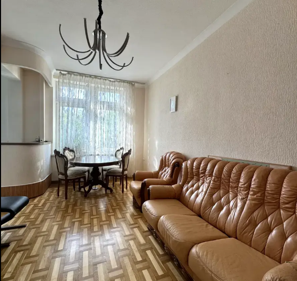 Vestor.Estate living room at Velyka Vasylkivska 16 stalinka Kyiv real estate