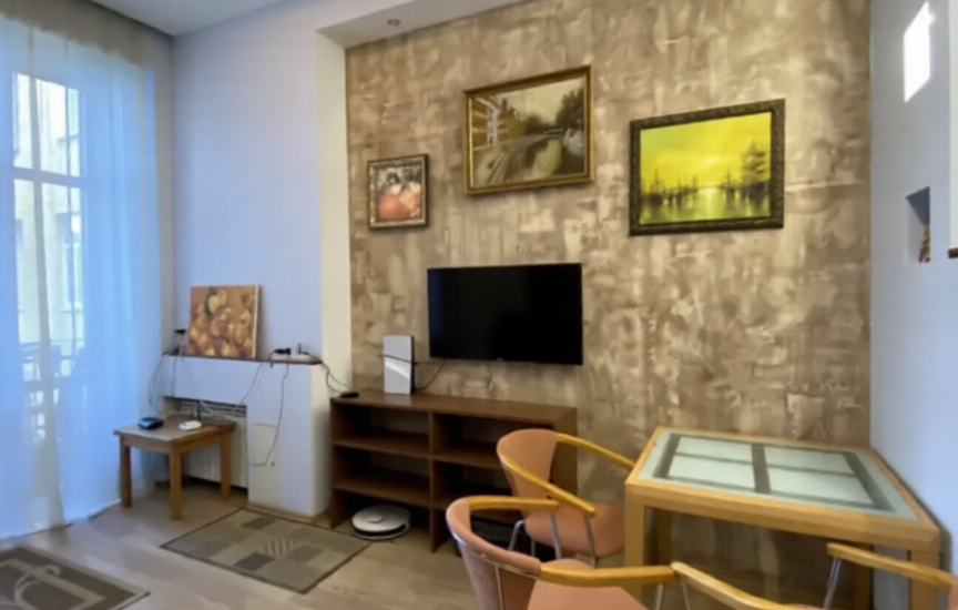 Living room in historic apartment for sale in Kyiv, Tarasivska St, 8, elite pre-revolutionary building