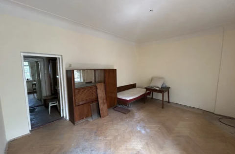 Bedroom in apartment for sale in Kyiv, Lypky district, Kruhlouniversytetska St 2/1, historic architectural monument, ready for renovation