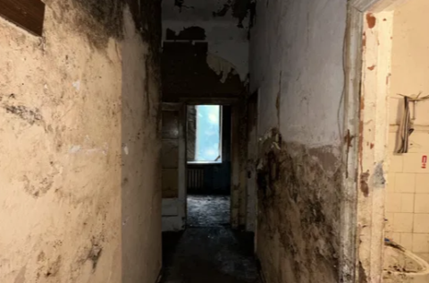 Corridor in a 2-bedroom apartment on Khreshchatyk Street, Kyiv, requiring full renovation