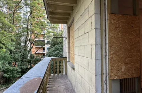 Balcony in a 2-bedroom apartment on Khreshchatyk Street, Kyiv, requiring full renovation