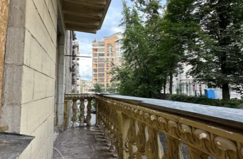 Balcony in a 2-bedroom apartment on Khreshchatyk Street, Kyiv, requiring full renovation