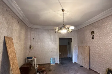 Living room in a 2-bedroom apartment on Khreshchatyk Street 25, Kyiv, requiring full renovation