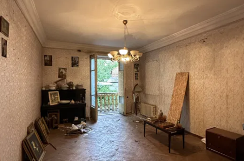 Living room in a 2-bedroom apartment on Khreshchatyk Street 25, Kyiv, requiring full renovation