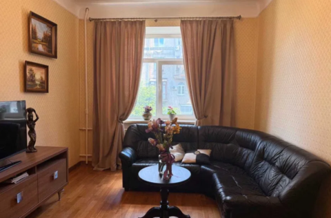 Vestor.Estate living room at Mykilsko-Botanichna 17/19 stalinka Kyiv real estate