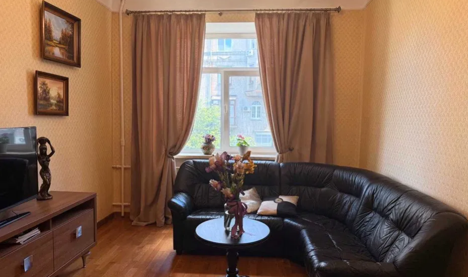 Vestor.Estate living room at Mykilsko-Botanichna 17/19 stalinka Kyiv real estate
