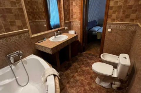 Vestor.Estate bathroom at Shota Rustaveli 34 pre-revolutionary Kyiv real estate