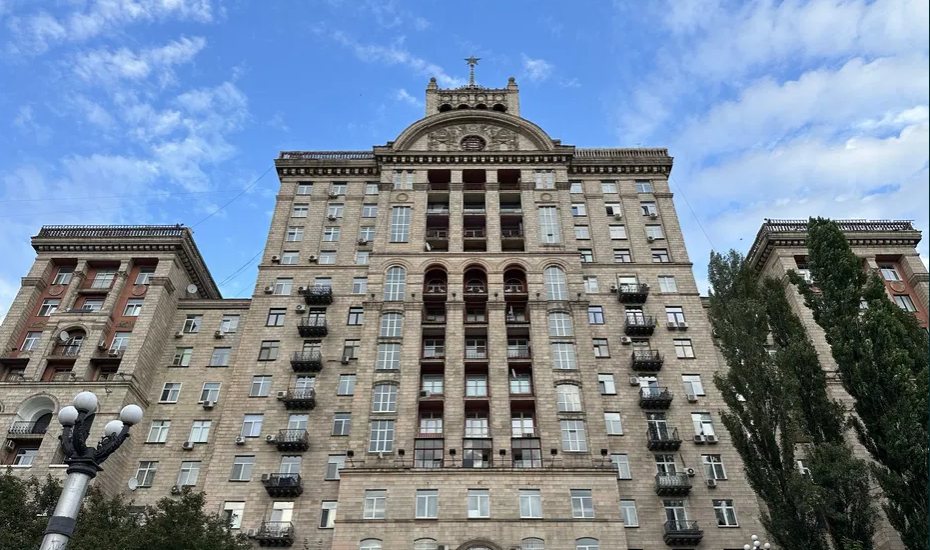 Façade of a Stalinka building on Khreshchatyk Street, Kyiv