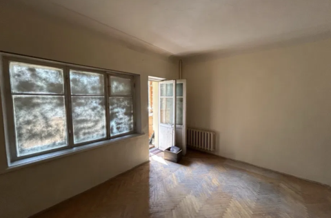 Living room in apartment for sale in Kyiv, Lypky district, Kruhlouniversytetska St 2/1, historic architectural monument, ready for renovation
