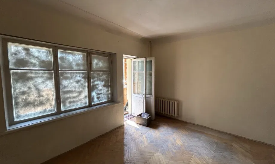 Living room in apartment for sale in Kyiv, Lypky district, Kruhlouniversytetska St 2/1, historic architectural monument, ready for renovation