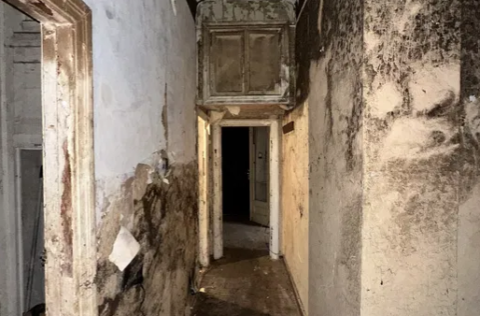 Corridor in a 2-bedroom apartment on Khreshchatyk Street, Kyiv, requiring full renovation