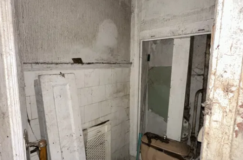 Bathroom in a 2-bedroom apartment on Khreshchatyk Street, Kyiv, requiring full renovation