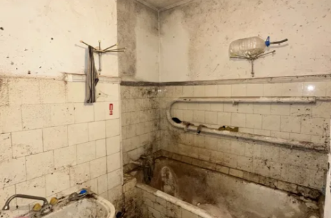 Bathroom in a 2-bedroom apartment on Khreshchatyk Street, Kyiv, requiring full renovation