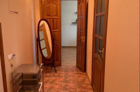 Vestor.Estate hallway at Mykilsko-Botanichna 17/19 stalinka Kyiv real estate