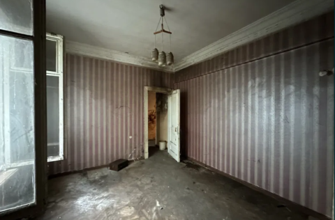 Bedroom in a 2-bedroom apartment on Khreshchatyk Street, Kyiv, requiring full renovation