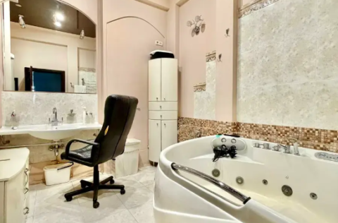 Bathroom in an apartment on Antonovycha Street 23, Kyiv