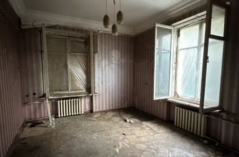 Bedroom in a 2-bedroom apartment on Khreshchatyk Street, Kyiv, requiring full renovation