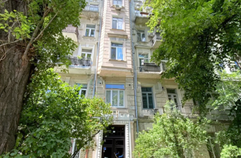 Pre-revolutionary elite building facade on Tarasivska St 8, Kyiv for apartment sale