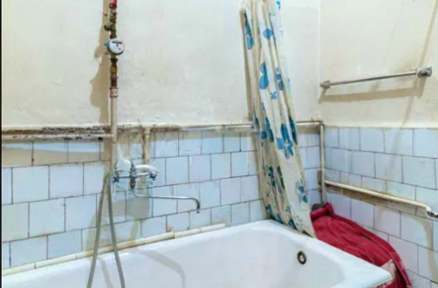 Bathroom in an apartment on Yevhena Chykalenka Street 25, Kyiv, requiring renovation