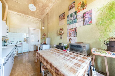 Kitchen in a 4-bedroom apartment on Yevhena Chykalenka Street 25, Kyiv, requiring renovation