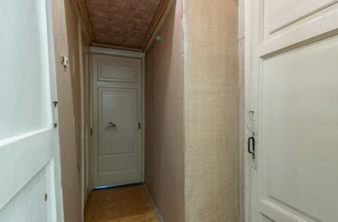 Corridor in a historic apartment on Yevhena Chykalenka Street 25, Kyiv, requiring renovation
