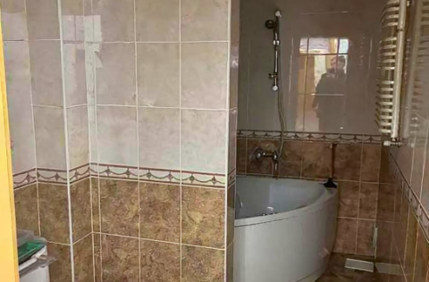 Bathroom in a historic apartment on Volodymyrska Street 6, Kyiv