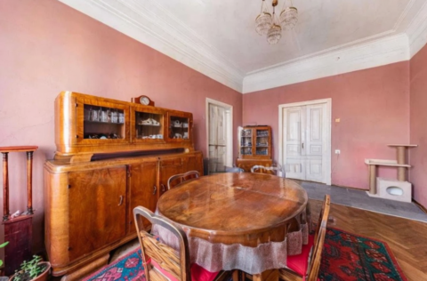 Living room in a 4-bedroom apartment on Yevhena Chykalenka Street 25, Kyiv, requiring renovation