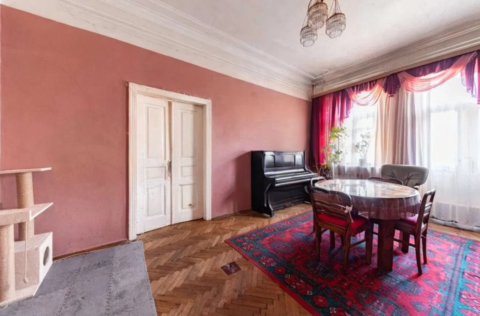 Living room in a 4-bedroom apartment on Yevhena Chykalenka Street 25, Kyiv, requiring renovation