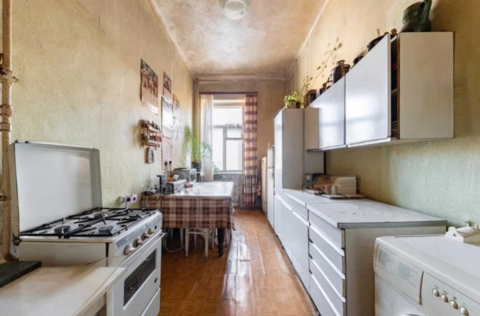 Kitchen in a 4-bedroom apartment on Yevhena Chykalenka Street 25, Kyiv, requiring renovation