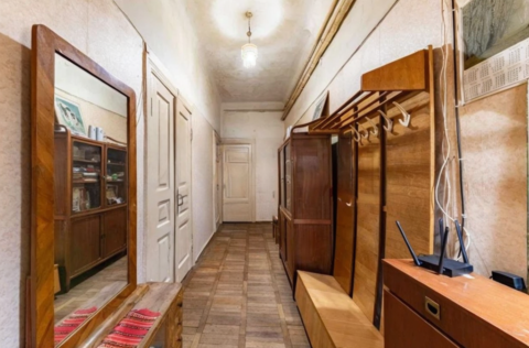 Corridor in a historic apartment on Yevhena Chykalenka Street 25, Kyiv, requiring renovation