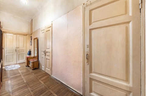 Corridor in a historic apartment on Yevhena Chykalenka Street 25, Kyiv, requiring renovation