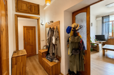 Corridor in a renovated apartment on Khreshchatyk Street 29, Kyiv