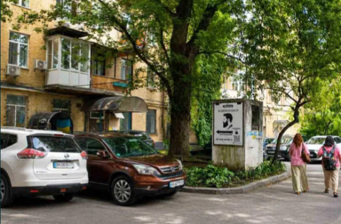 Parking spot in a closed courtyard on Malopidvalna Street 21, Kyiv