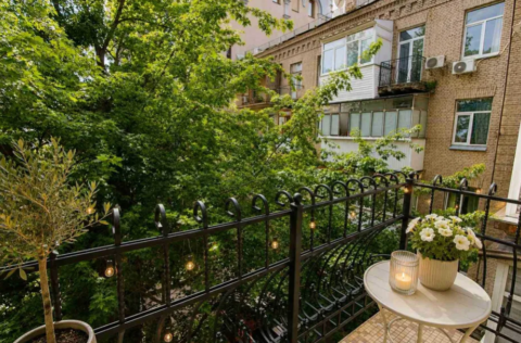 Balcony in a renovated apartment on Malopidvalna Street 21, Kyiv