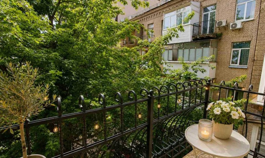 Balcony in a renovated apartment on Malopidvalna Street 21, Kyiv