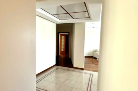 Corridor in a renovated apartment on Observatorna Street 10, Kyiv