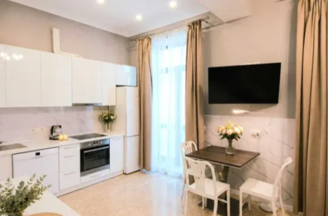 Open-plan kitchen-living room in an apartment on Malopidvalna Street 21, Kyiv