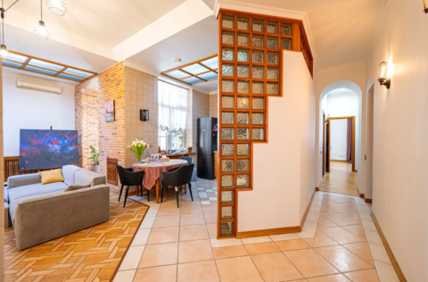 Open-plan kitchen-living room in an apartment on Nazarivska Street 10/1, Kyiv