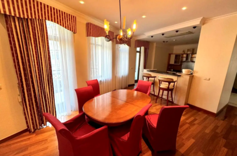 Open space kitchen-living room in an apartment on Observatorna Street 10, Kyiv