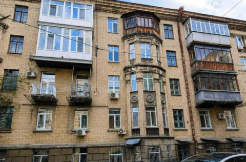 Façade of a Stalinka building on Malopidvalna Street 21, Kyiv