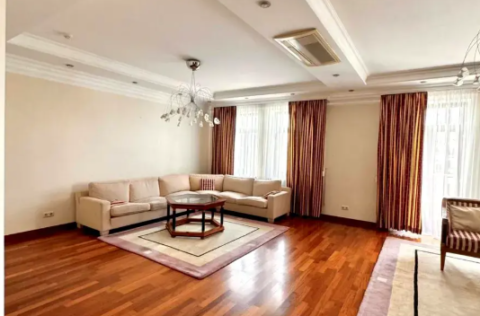 Living room in an apartment on Observatorna Street 10, Kyiv