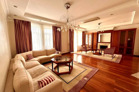 Living room in an apartment on Observatorna Street 10, Kyiv