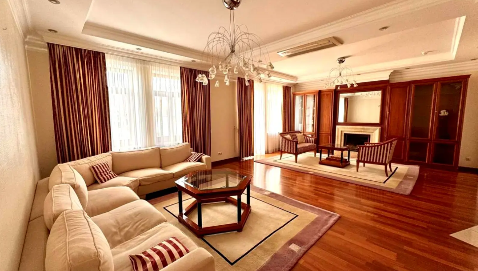 Living room in an apartment on Observatorna Street 10, Kyiv