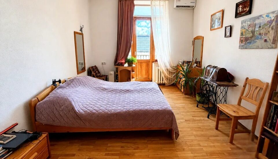 Bedroom in a renovated apartment on Khreshchatyk Street 29, Kyiv