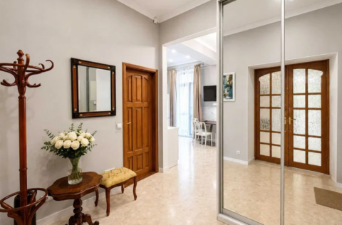 Corridor in a renovated apartment on Malopidvalna Street 21, Kyiv